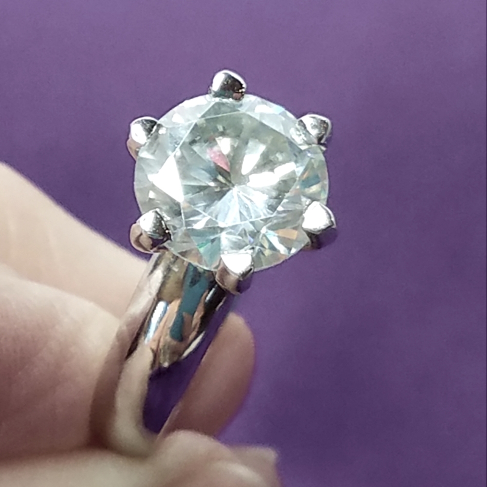 Moissanite Round Brillant large Solitare Ring